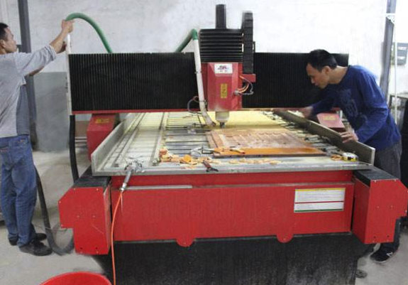 图为模具加工场景图